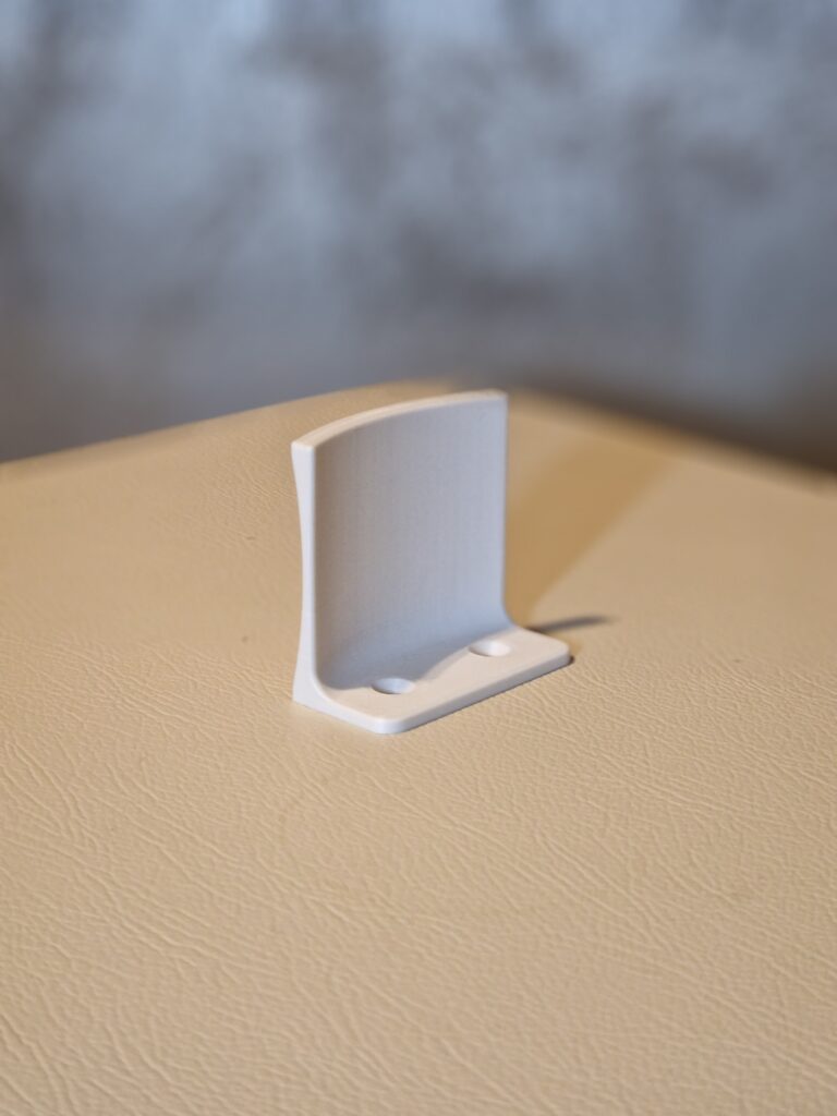 3D prinditud kõrvaklappide hoidja.