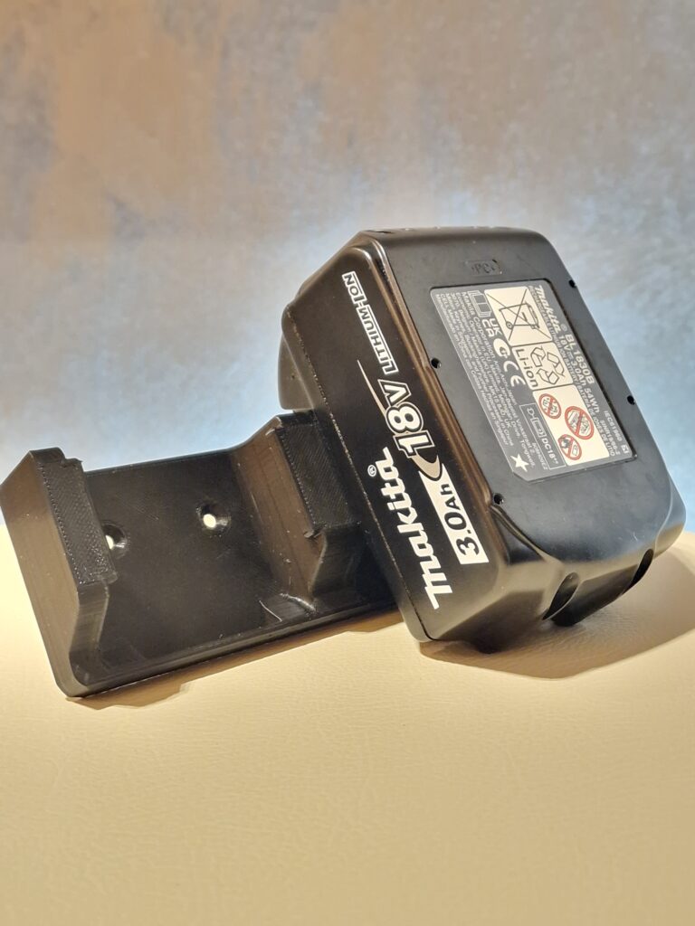 3D prinditud Makita akude hoidja kahele.
